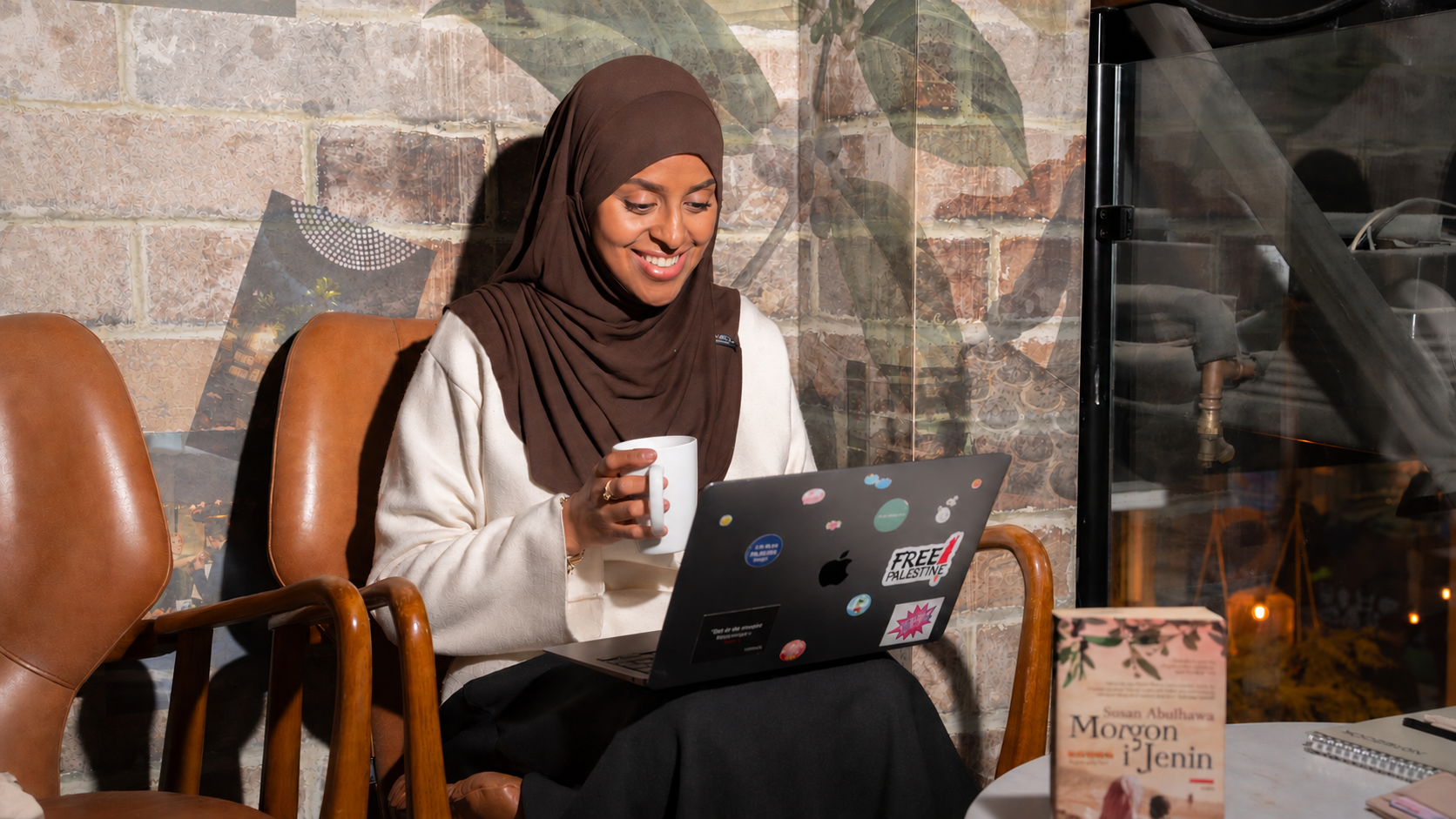 Mona Suleiman i ett arbetssammanhang